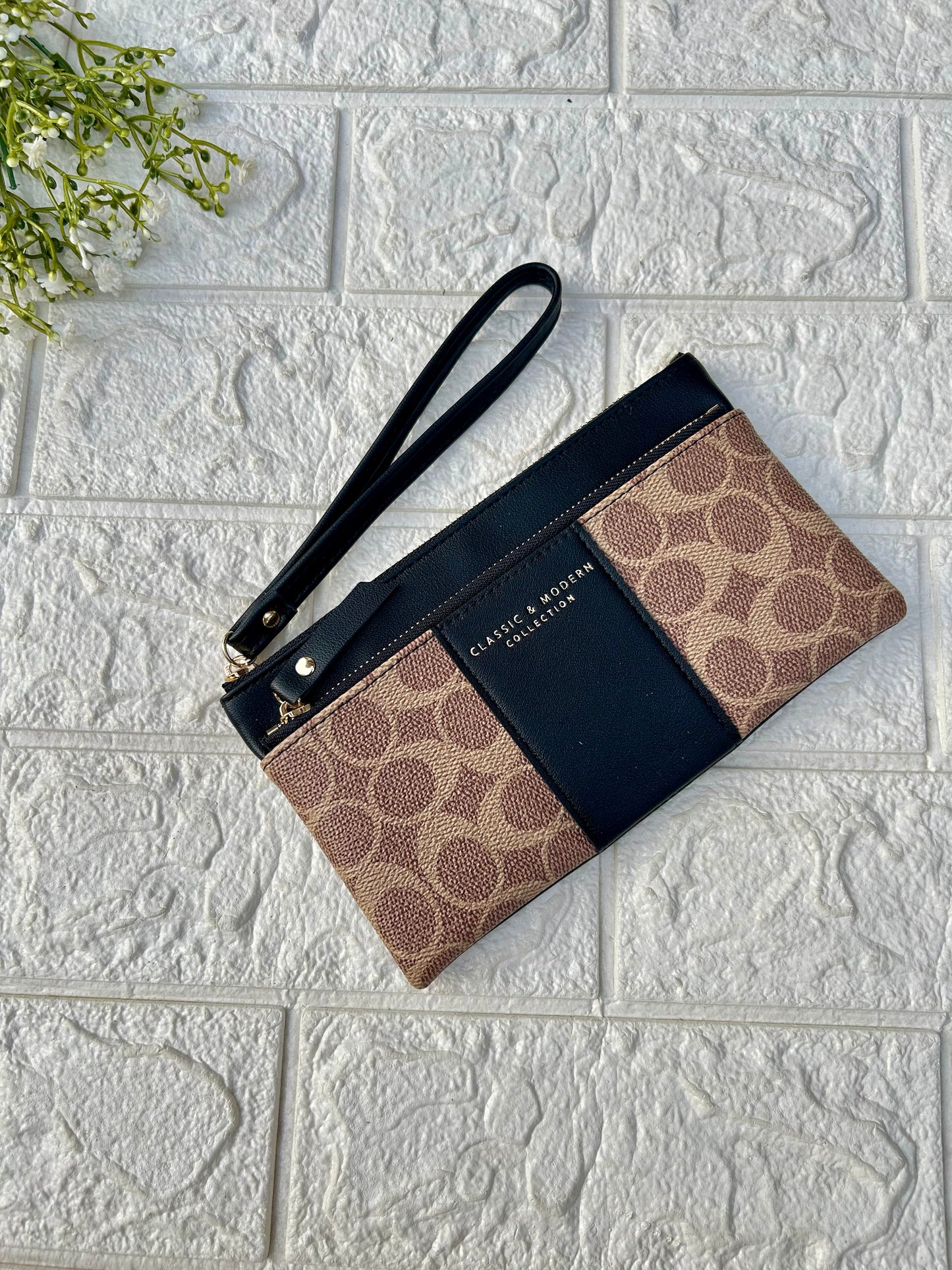 Smart wristlet