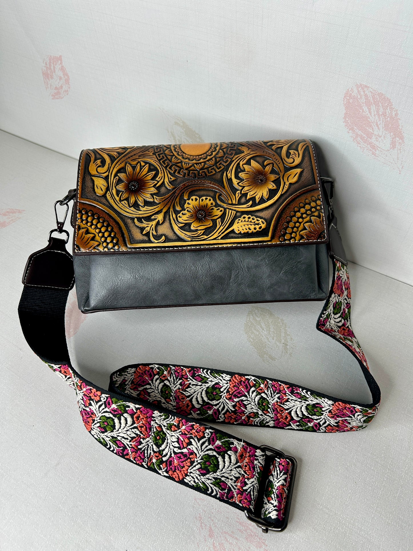 Amoura Sling Bag
