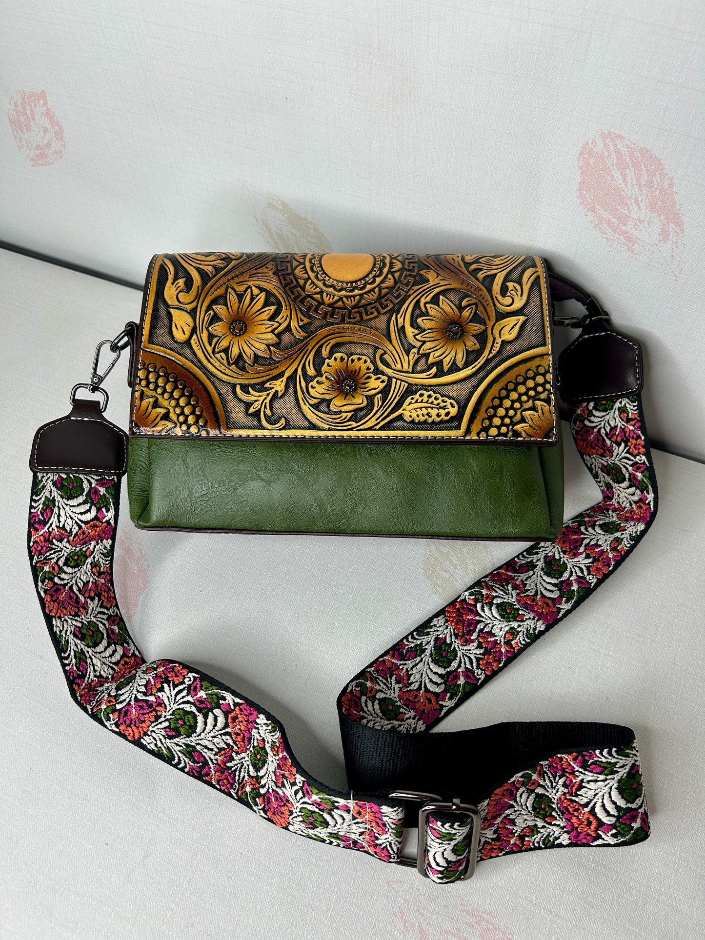 Amoura Sling Bag